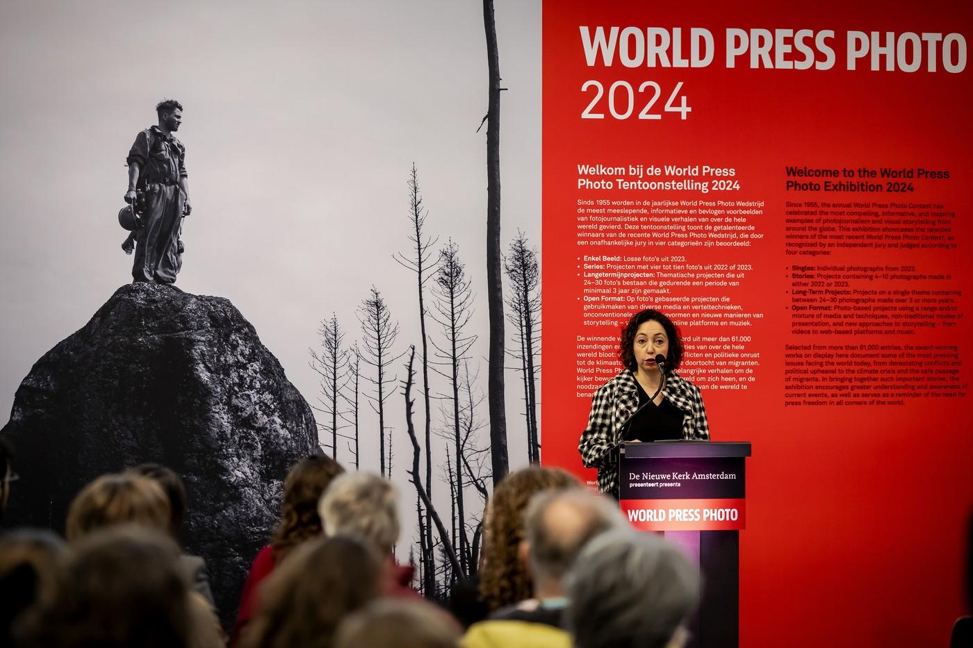 Cine sunt cei patru mari câștigători ai World Press Photo 2024. Fotografia anului: o femeie din Palestina îmbrăţişează corpul neînsufleţit al nepoatei sale