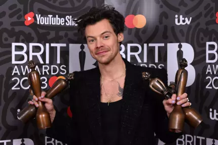 O admiratoare i-a trimis lui Harry Styles 8.000 de felicitări în mai puţin de o lună. Femeia a fost condamnată la închisoare O admiratoare i-a trimis lui Harry Styles 8.000 de felicitări în mai puţin de o lună. Femeia a fost condamnată la închisoare