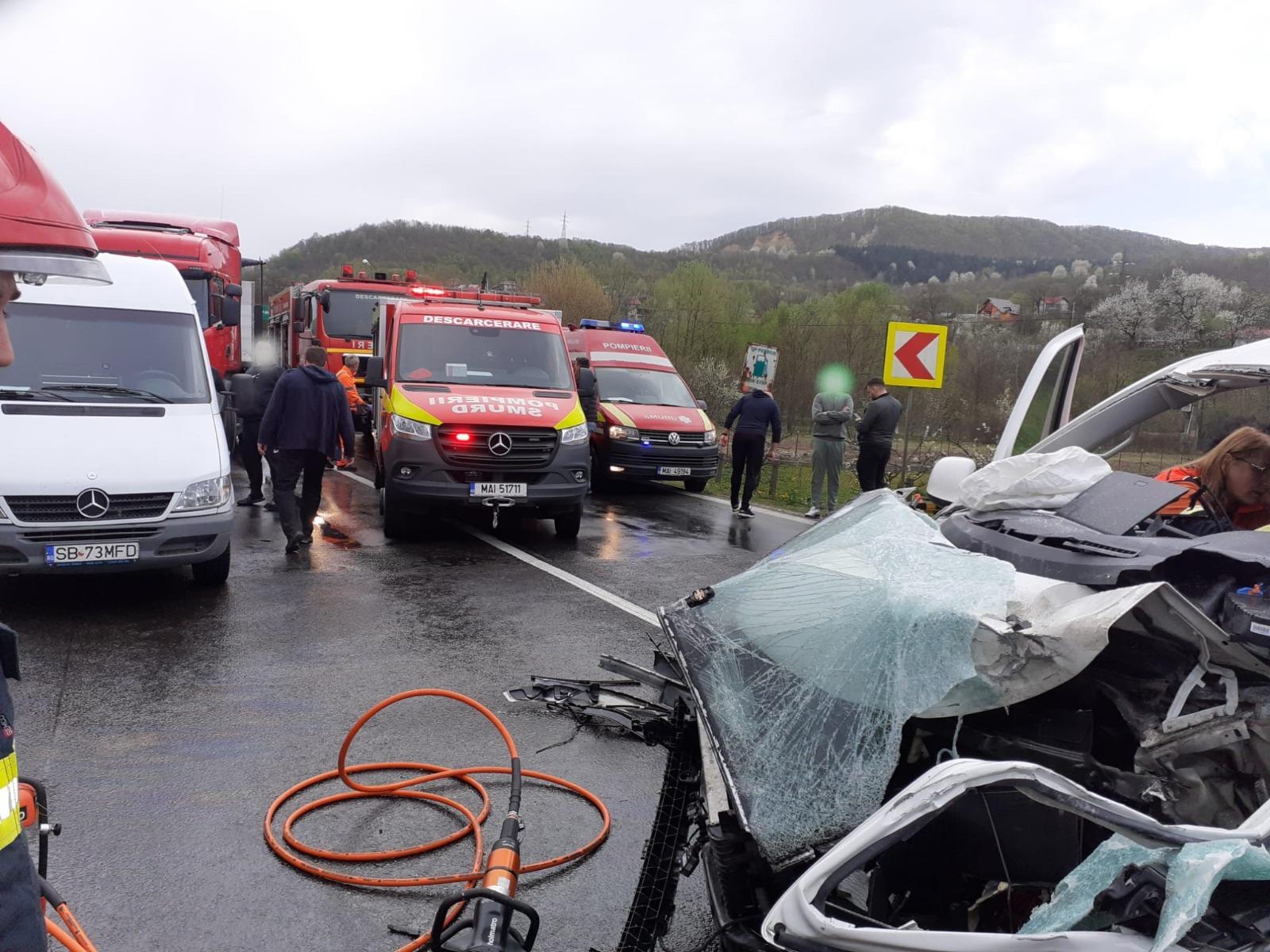 Accident grav pe Valea Oltului. Trei adulţi şi un copil au fost răniţi grav, după ce o maşină, un microbuz şi un autocamion s-au ciocnit