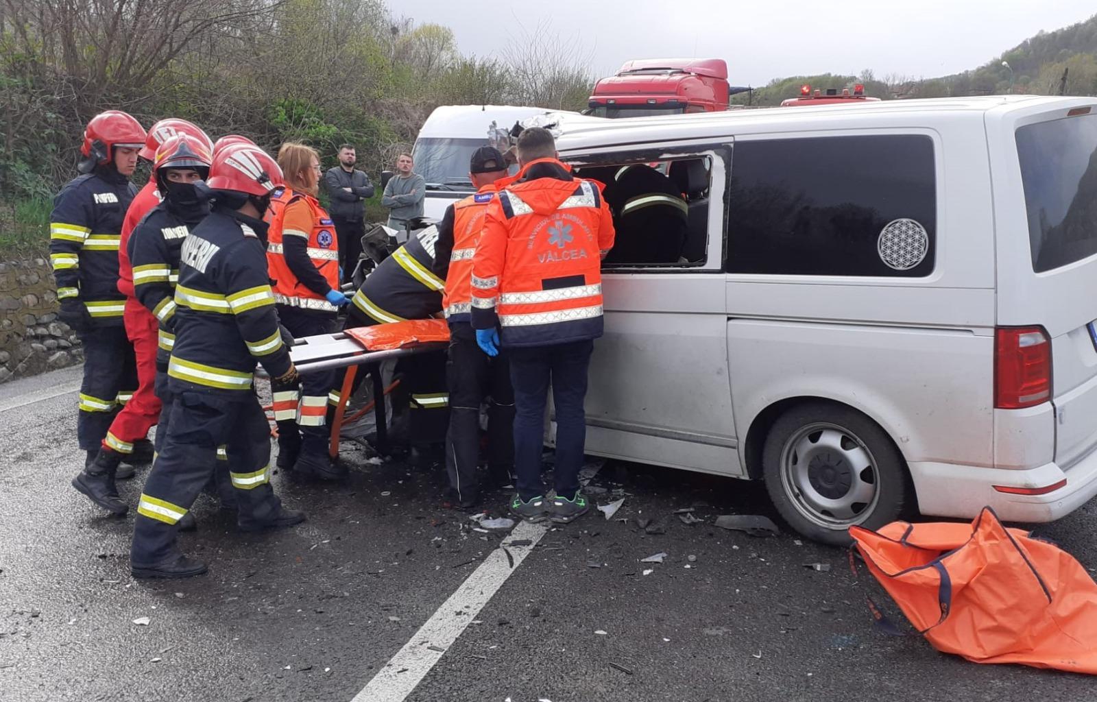Accident grav pe Valea Oltului. Trei adulţi şi un copil au fost răniţi grav, după ce o maşină, un microbuz şi un autocamion s-au ciocnit