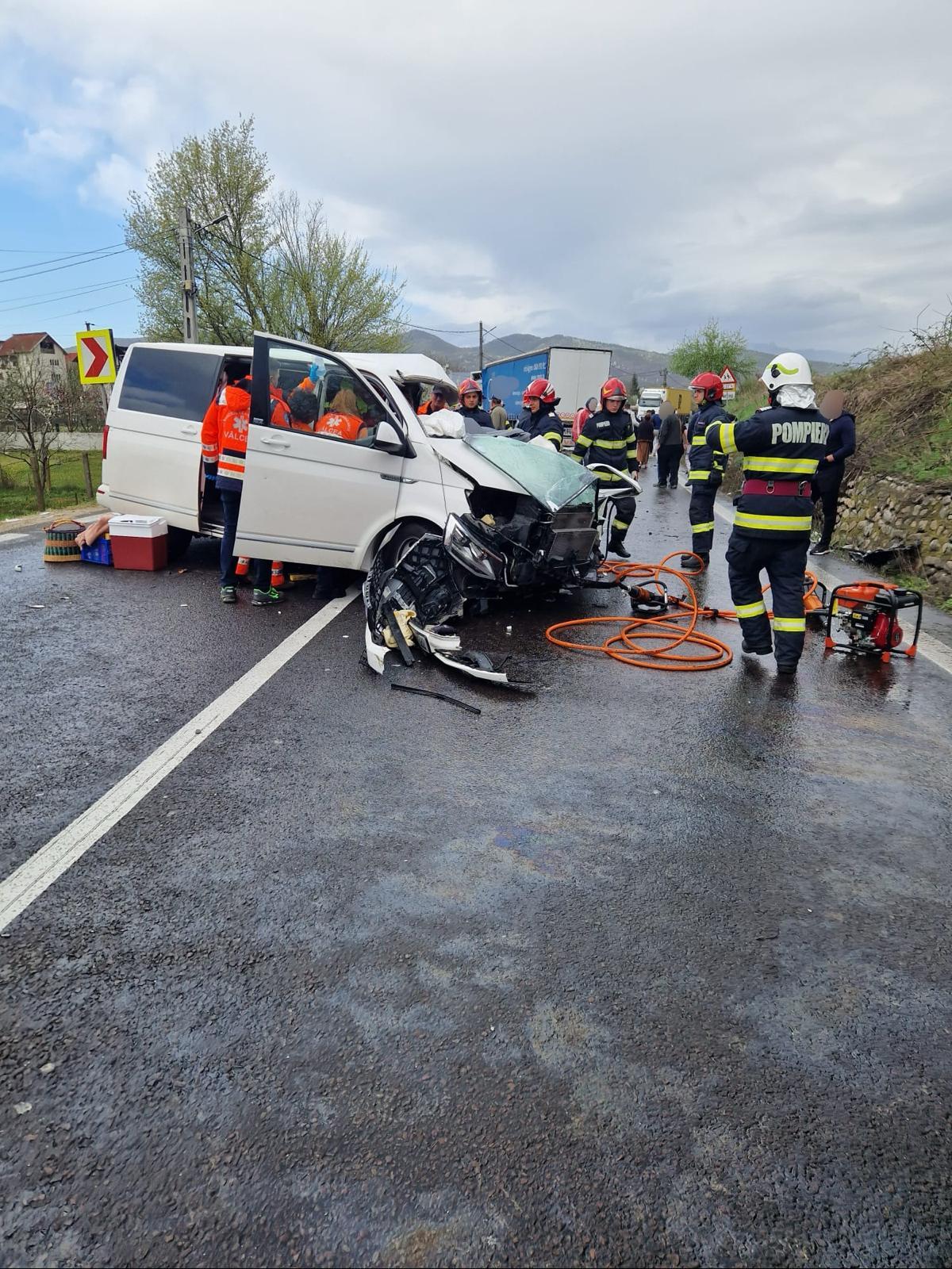 Accident grav pe Valea Oltului. Trei adulţi şi un copil au fost răniţi grav, după ce o maşină, un microbuz şi un autocamion s-au ciocnit