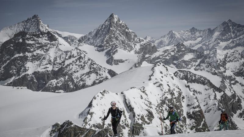 Trei schiori au murit îngropaţi de vii sub zăpadă, după o avalanşă puternică într-una dintre cele mai cunoscute staţiuni din Elveţia
