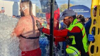 Record mondial stabilit de un polonez. Lukasz a stat scufundat într-o cutie cu gheaţă timp de 4 ore. "Datorită dragostei mele pentru frig"