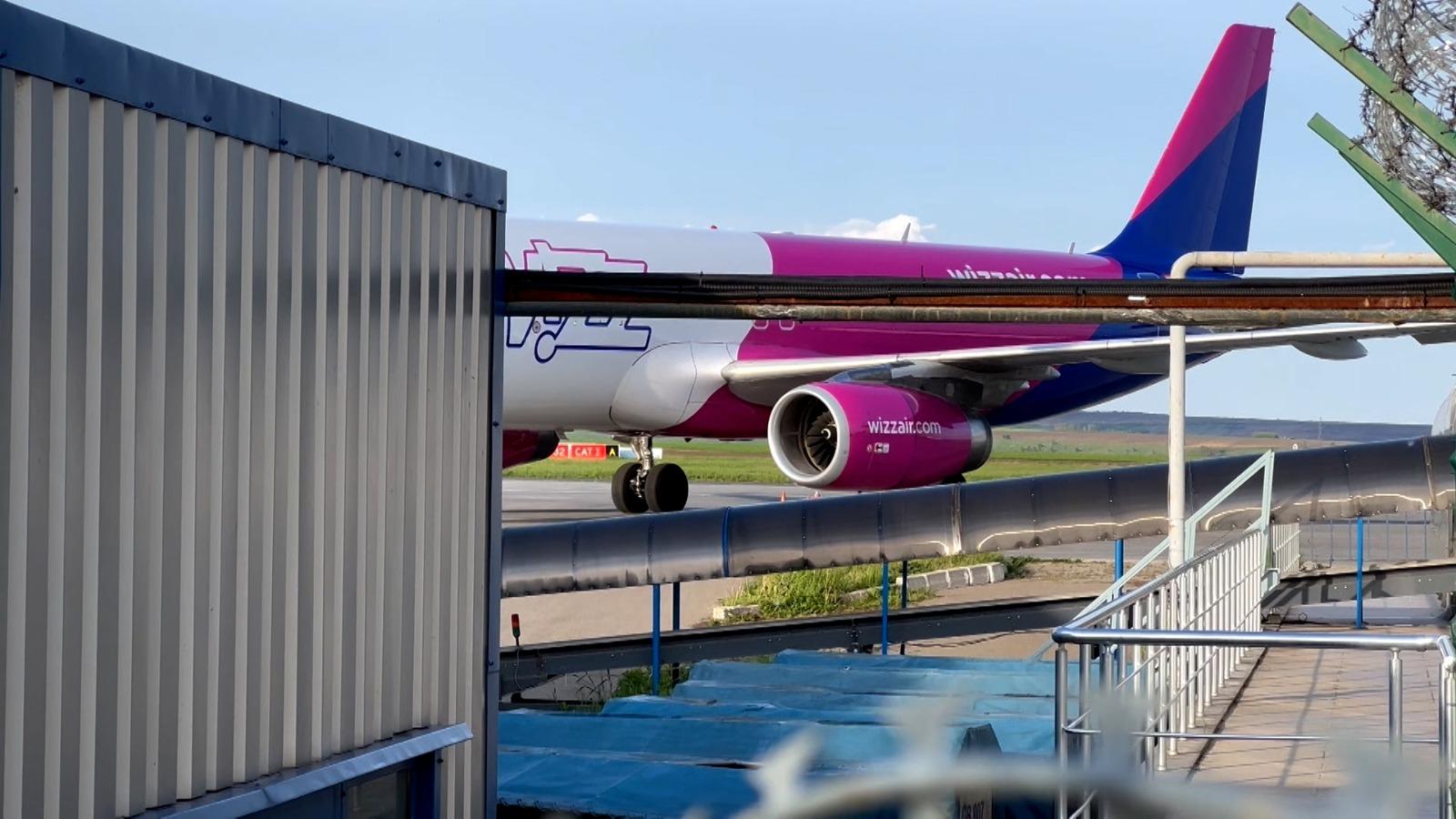 Panică pentru sutele de oameni care zburau de la Londra la Chişinău. Au oprit de urgenţă în Iaşi după o alertă falsă de bombă