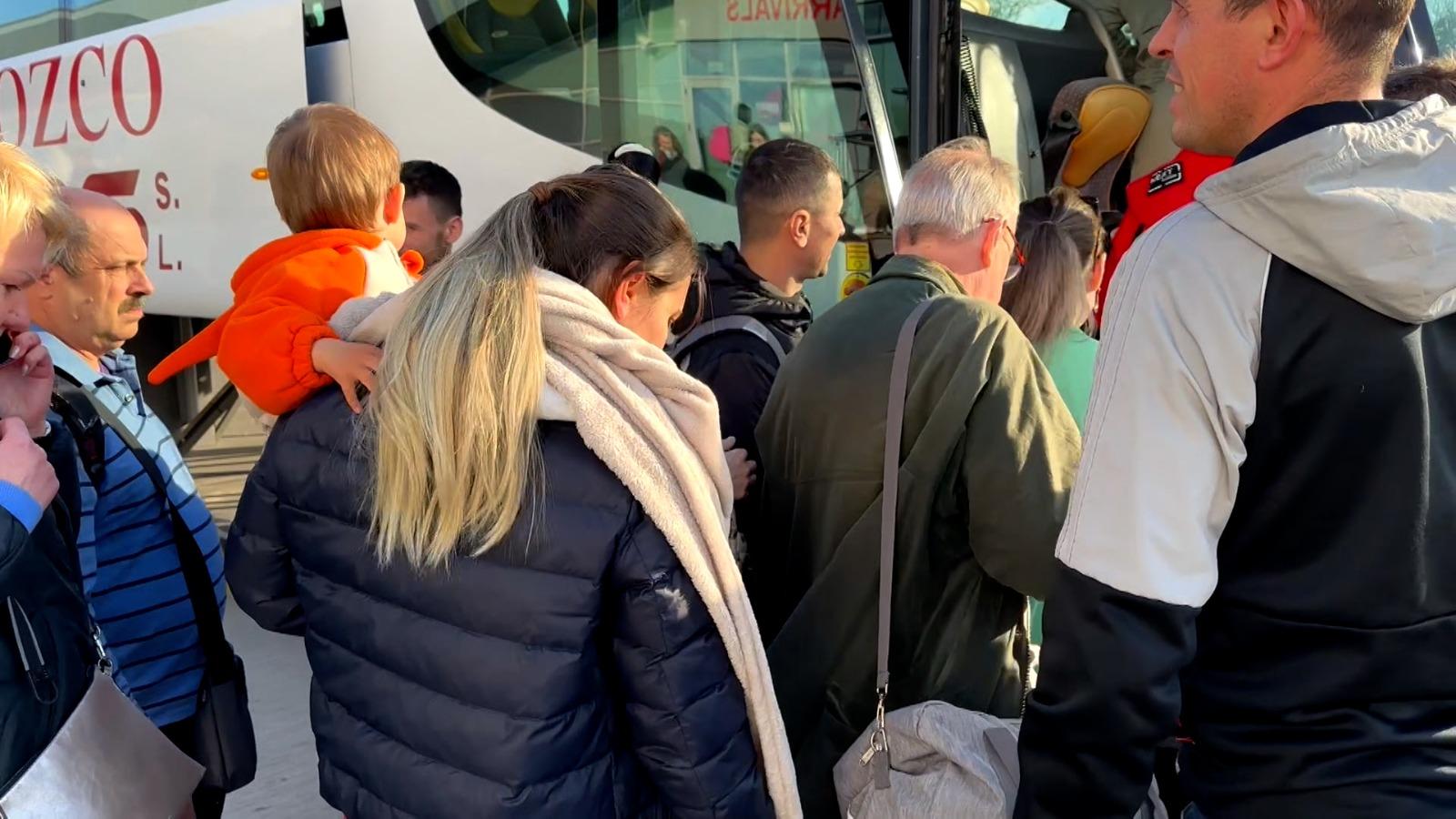 Panică pentru sutele de oameni care zburau de la Londra la Chişinău. Au oprit de urgenţă în Iaşi după o alertă falsă de bombă