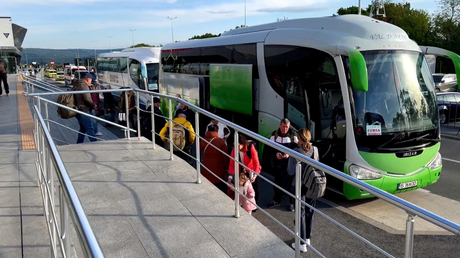 Panică pentru sutele de oameni care zburau de la Londra la Chişinău. Au oprit de urgenţă în Iaşi după o alertă falsă de bombă