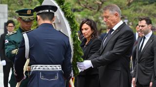 Klaus Iohannis, vizită oficială în Coreea de Sud. Preşedintele a depus o coroană de flori la Cimitirul Naţional din Seul