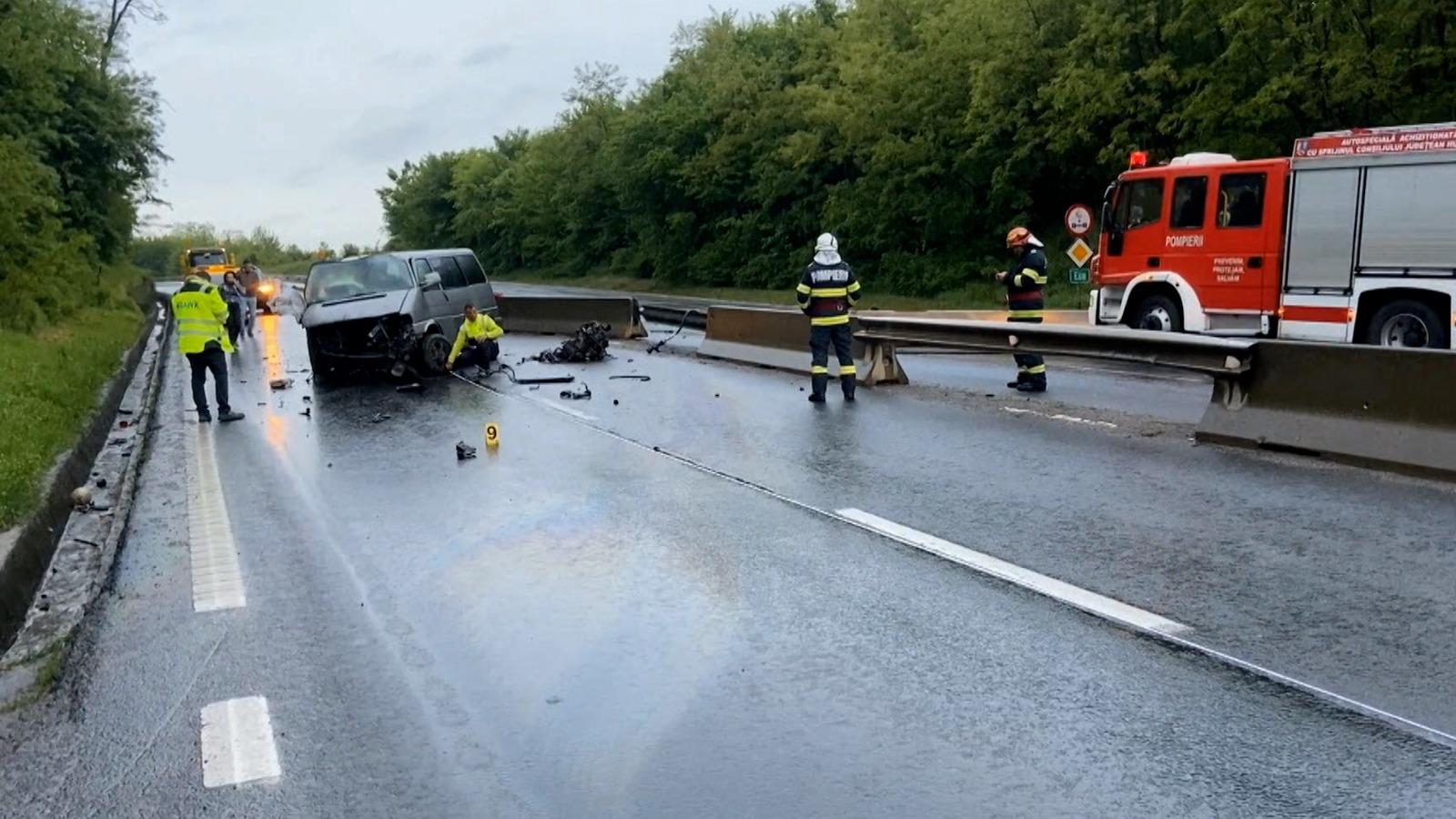 Accident teribil în Deva. Un microbuz s-a izbit violent de parapetul care desparte sensurile de mers pe DN7. Şapte persoane au ajuns la spital