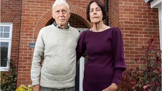 Doi pensionari din UK au cumpărat o casă cu 600.000 lire şi au descoperit 200 defecte la ea. Nu au mai putut dormi o noapte de când s-au mutat