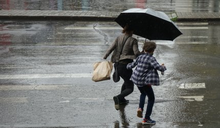 Vreme rea în cea mai mare parte a ţării, până vineri dimineaţă. La munte sunt anunţate ninsori şi vijelii