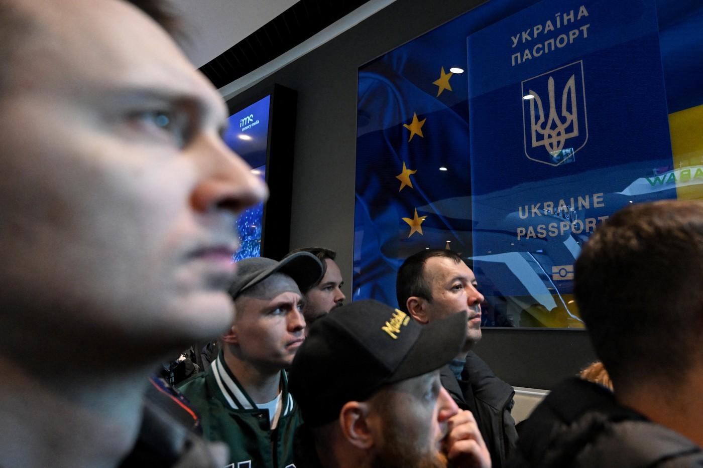 Furie printre ucrainenii din Polonia. Kievul a blocat reînnoirea pașapoartelor pentru a forţa întoarcerea bărbaţilor în ţară