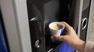 O tânără, la un pas de moarte după ce a băut o cafea la un automat din aeroportul din Mallorca
