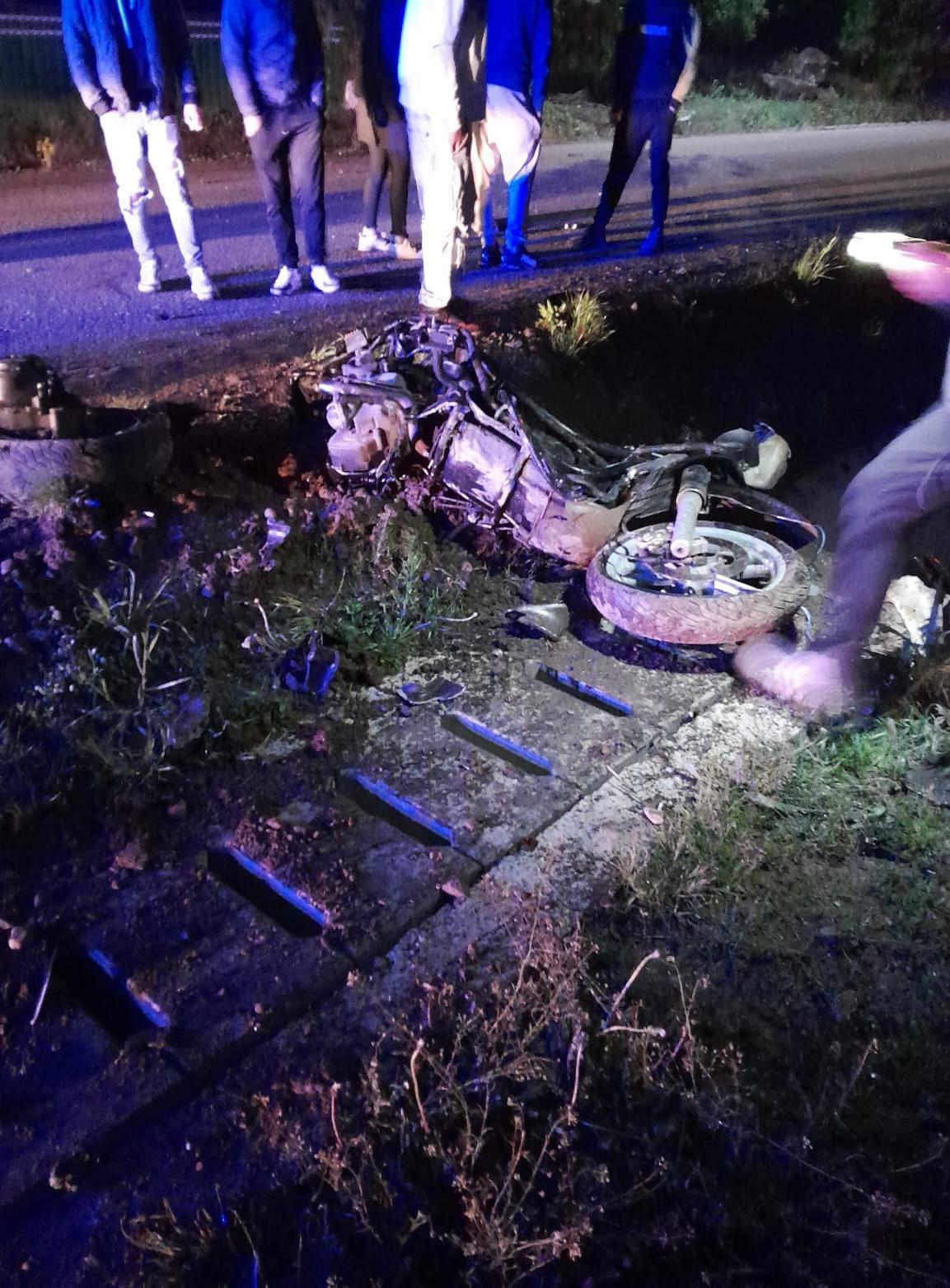 Doi tineri de 22 şi 34 de ani, impact fatal pe o şosea din Suceava. Au murit pe loc după ce au intrat cu motoscuterul într-un podeţ