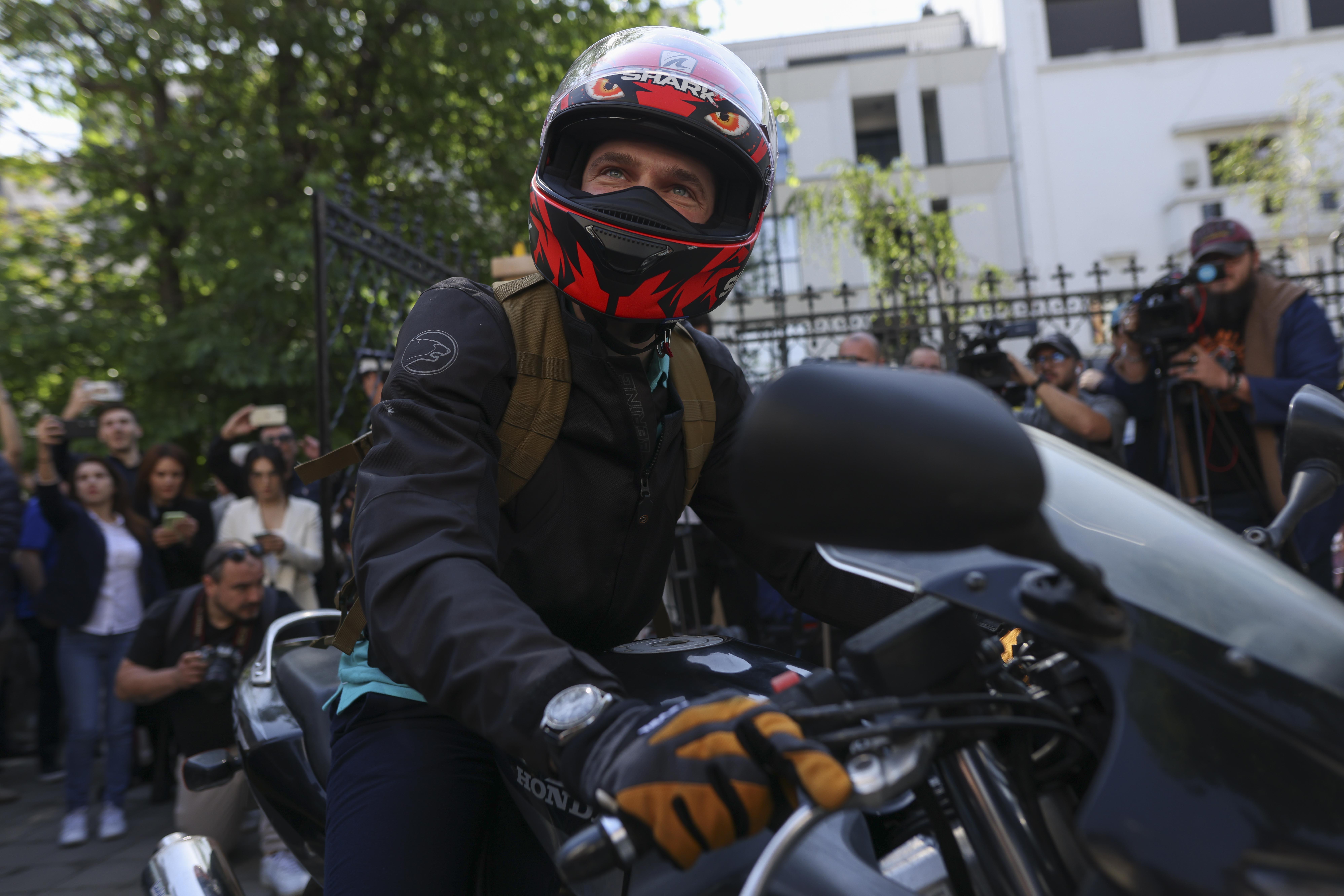 Sebastian Burduja şi-a depus candidatura la Primăriei Capitalei într-un mod spectaculos: a venit pe motor şi l-a provocat direct pe Nicuşor Dan