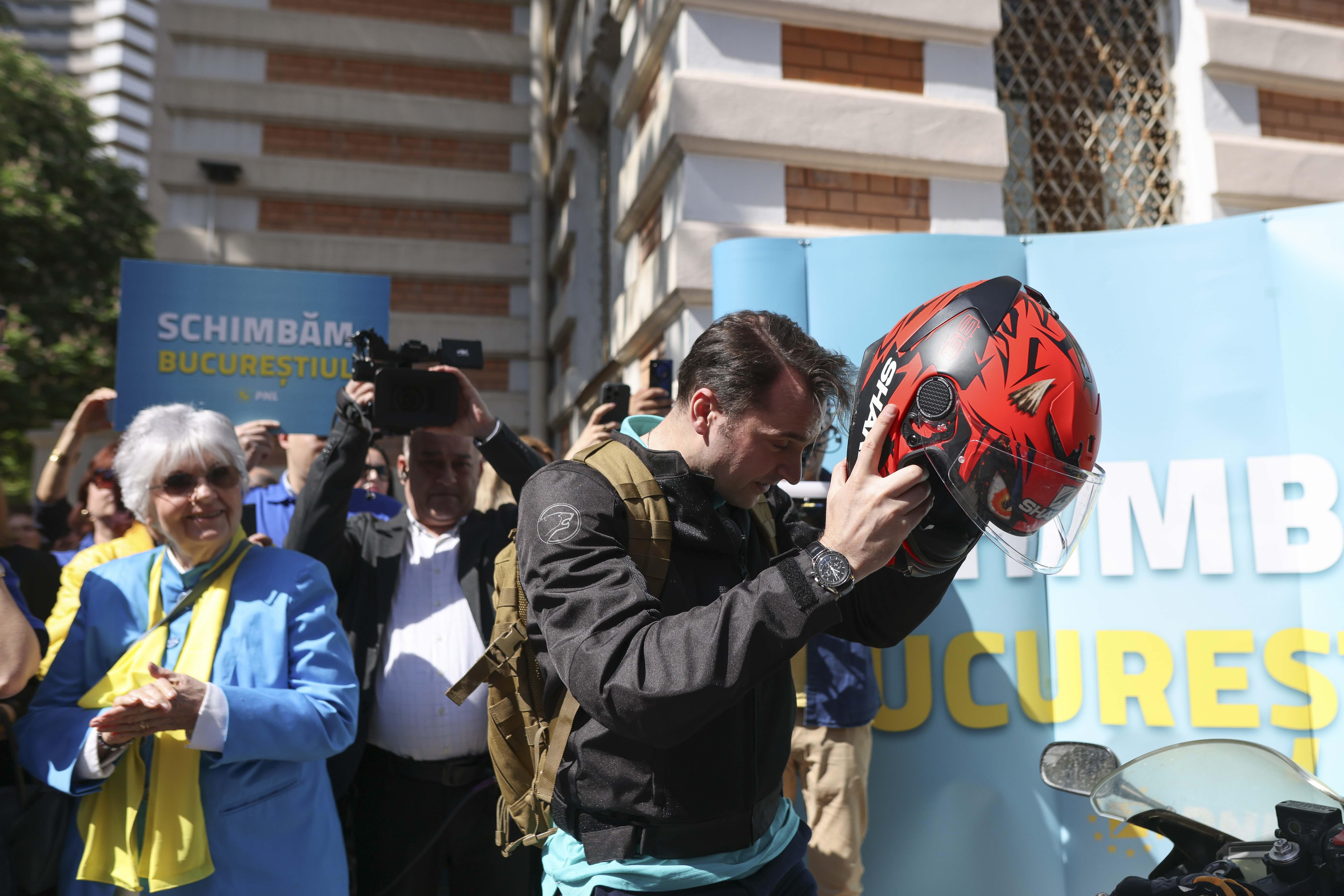 Sebastian Burduja şi-a depus candidatura la Primăriei Capitalei într-un mod spectaculos: a venit pe motor şi l-a provocat direct pe Nicuşor Dan