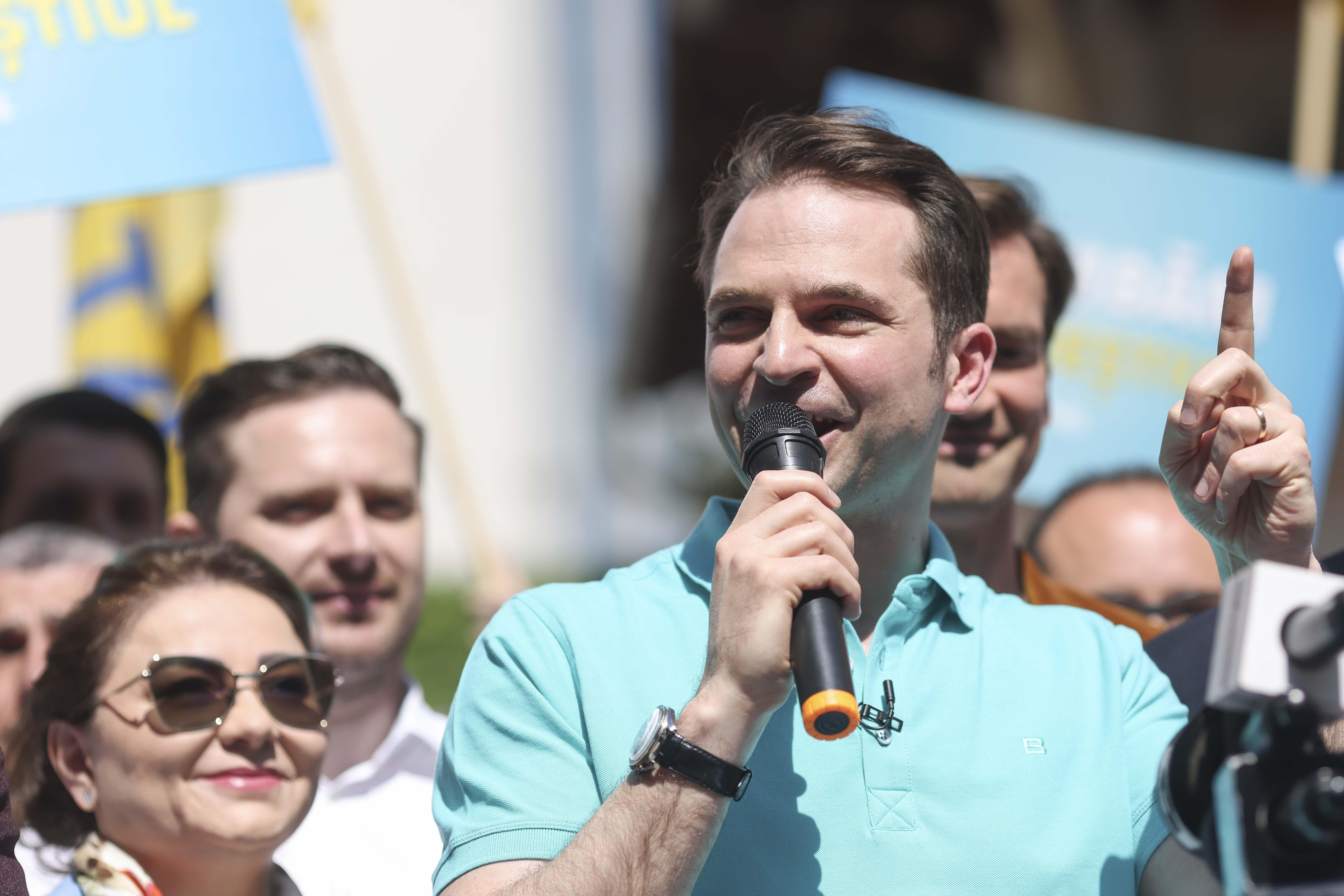 Sebastian Burduja şi-a depus candidatura la Primăriei Capitalei într-un mod spectaculos: a venit pe motor şi l-a provocat direct pe Nicuşor Dan