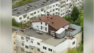 Vilă cu două etaje, construită pe acoperişul unui bloc din Moldova. Specialiştii ştiu de ani de zile că locuinţa este ilegală
