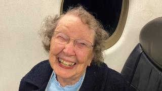 Motivul pentru care o bătrânică de 101 ani este confundată cu un bebeluş de o companie aeriană: "Ei aşteptau un copil, nu pe mine"