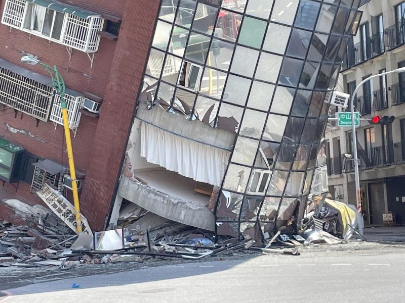 Cutremur în Taiwan. Cel mai puternic seism din ultimiii 25 de ani: 9 morţi şi 880 de răniţi, 77 de persoane prinse în două tunele prăbuşite Cutremur în Taiwan. Cel mai puternic seism din ultimiii 25 de ani: 9 morţi şi 880 de răniţi, 77 de persoane prinse în două tunele prăbuşite