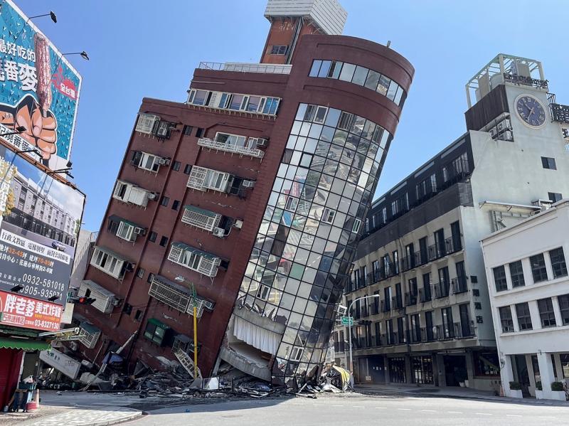 Cutremur în Taiwan. Cel mai puternic seism din ultimiii 25 de ani: 9 morţi şi 880 de răniţi, 77 de persoane prinse în două tunele prăbuşite Cutremur în Taiwan. Cel mai puternic seism din ultimiii 25 de ani: 9 morţi şi 880 de răniţi, 77 de persoane prinse în două tunele prăbuşite