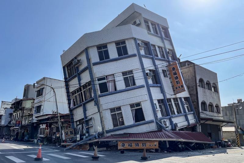 Cutremur în Taiwan. Cel mai puternic seism din ultimiii 25 de ani: 9 morţi şi 880 de răniţi, 77 de persoane prinse în două tunele prăbuşite Cutremur în Taiwan. Cel mai puternic seism din ultimiii 25 de ani: 9 morţi şi 880 de răniţi, 77 de persoane prinse în două tunele prăbuşite