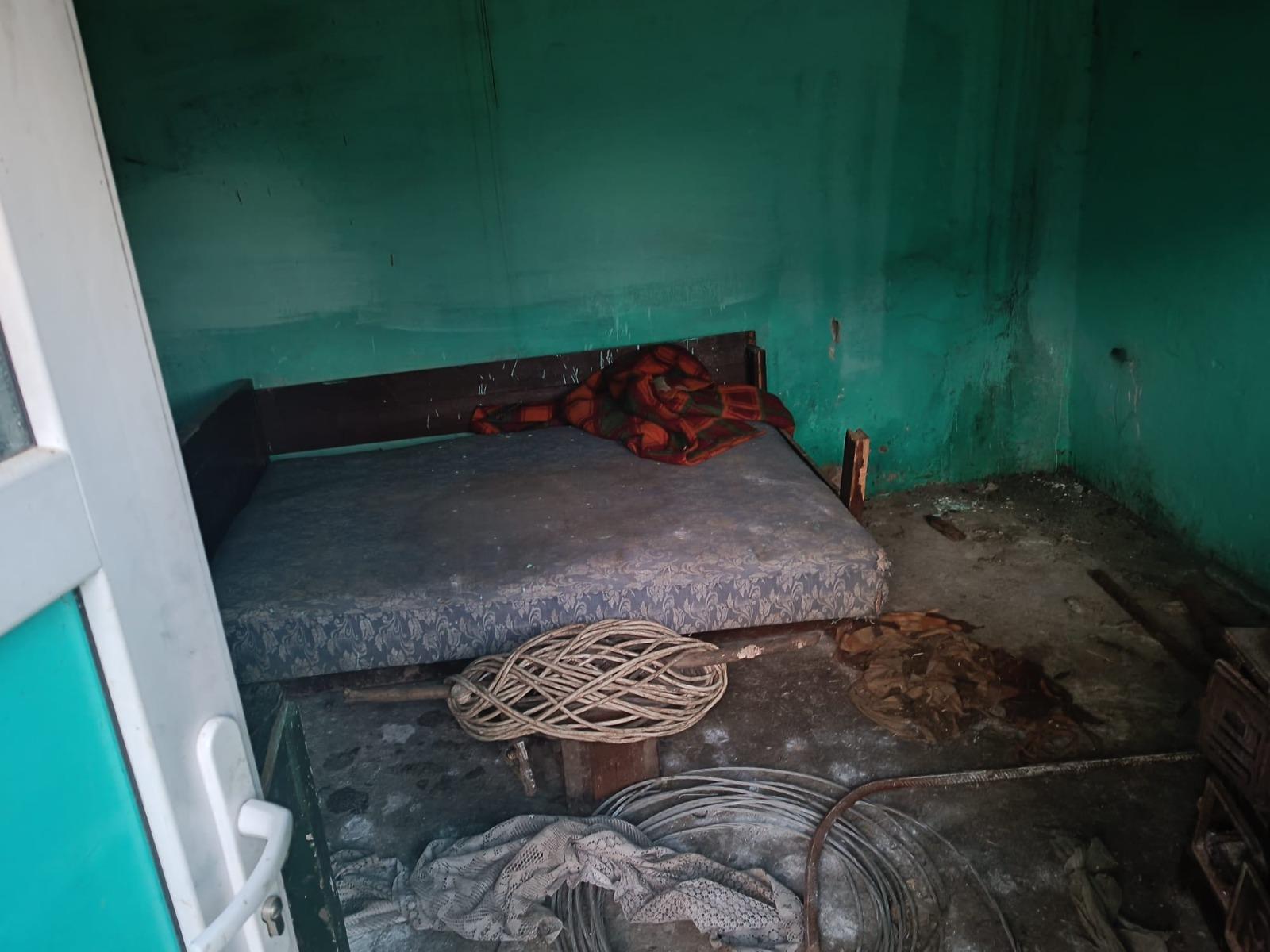 Stâna groazei din Brașov: un copil a fost exploatat, bătut și ținut într-o cușcă. Procurorii și polițiștii DIICOT fac percheziții