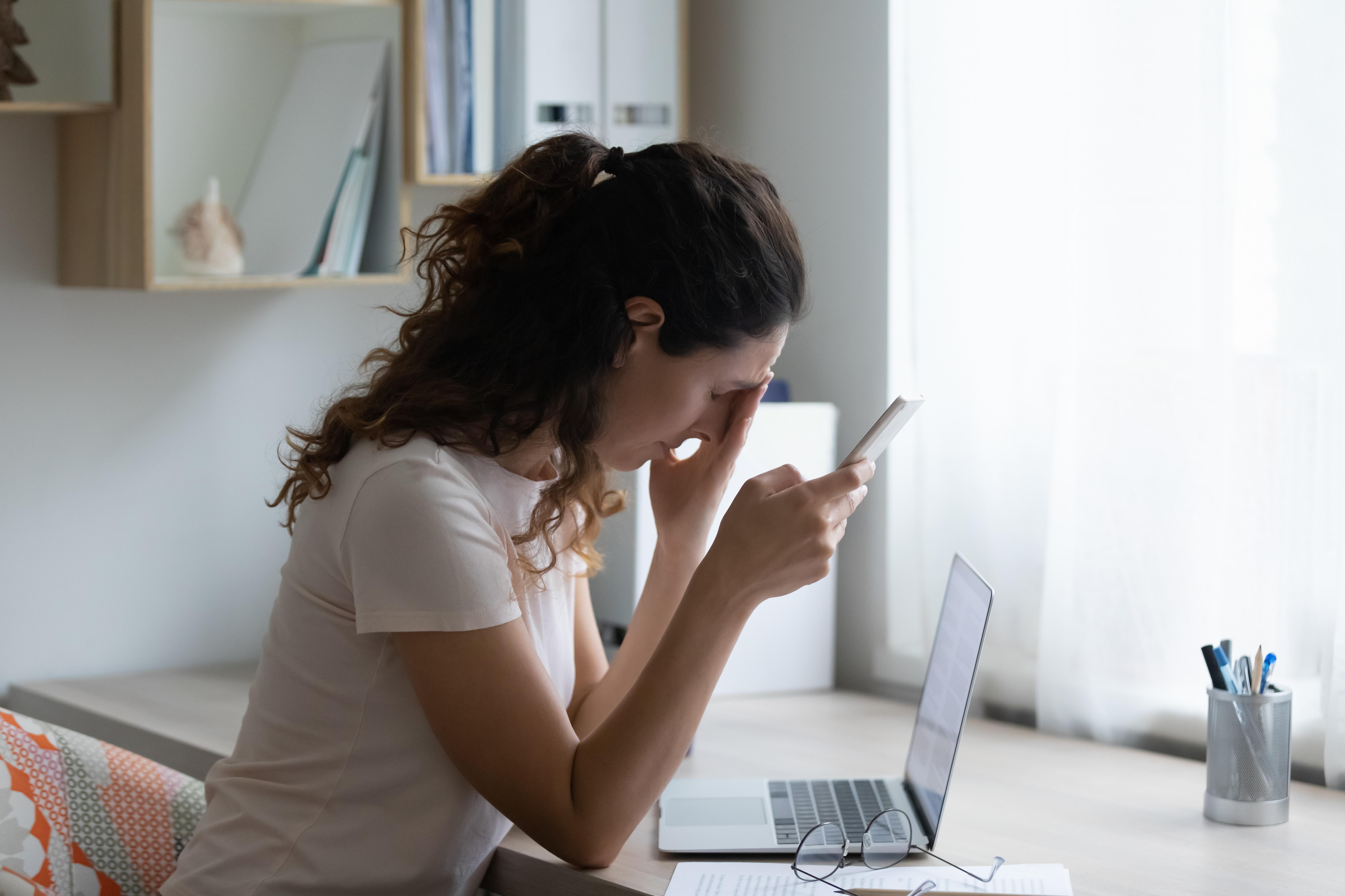 Ce este "smishing", noul tip de fraudă din România. Numărul atacurilor a crescut de peste 6 ori în 2023