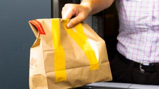 Câți angajați are McDonald's în România. Jumătate dintre ei au sub 25 de ani