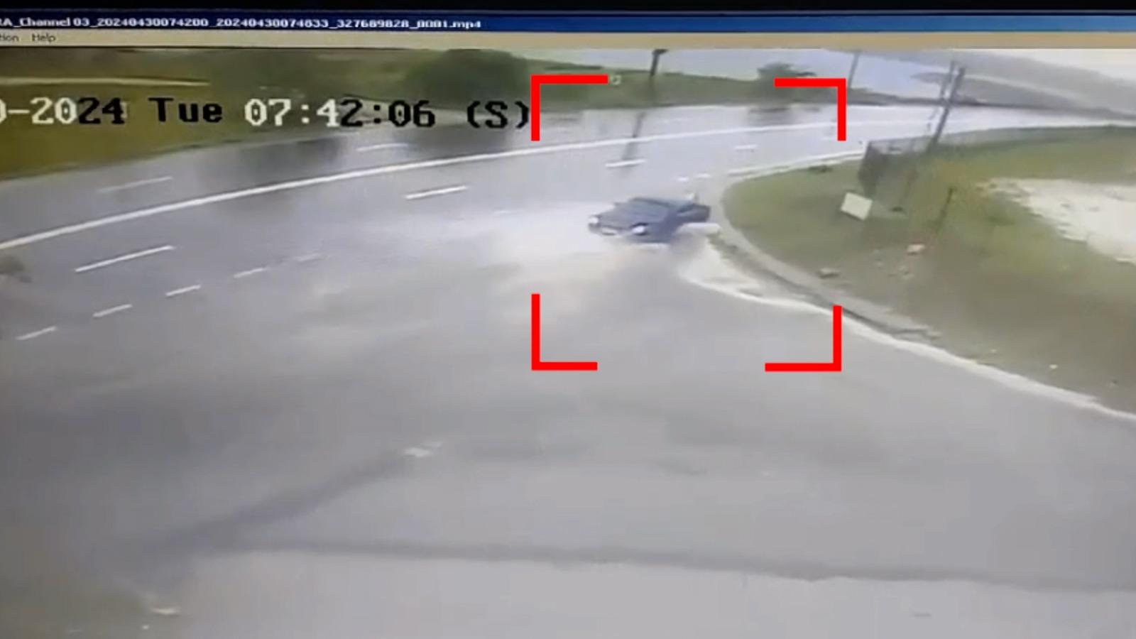 Filmul accidentului din Mangalia, în care un tânăr şi-a pierdut viaţa iar altul a intrat în comă. O cameră a surprins impactul zdrobitor