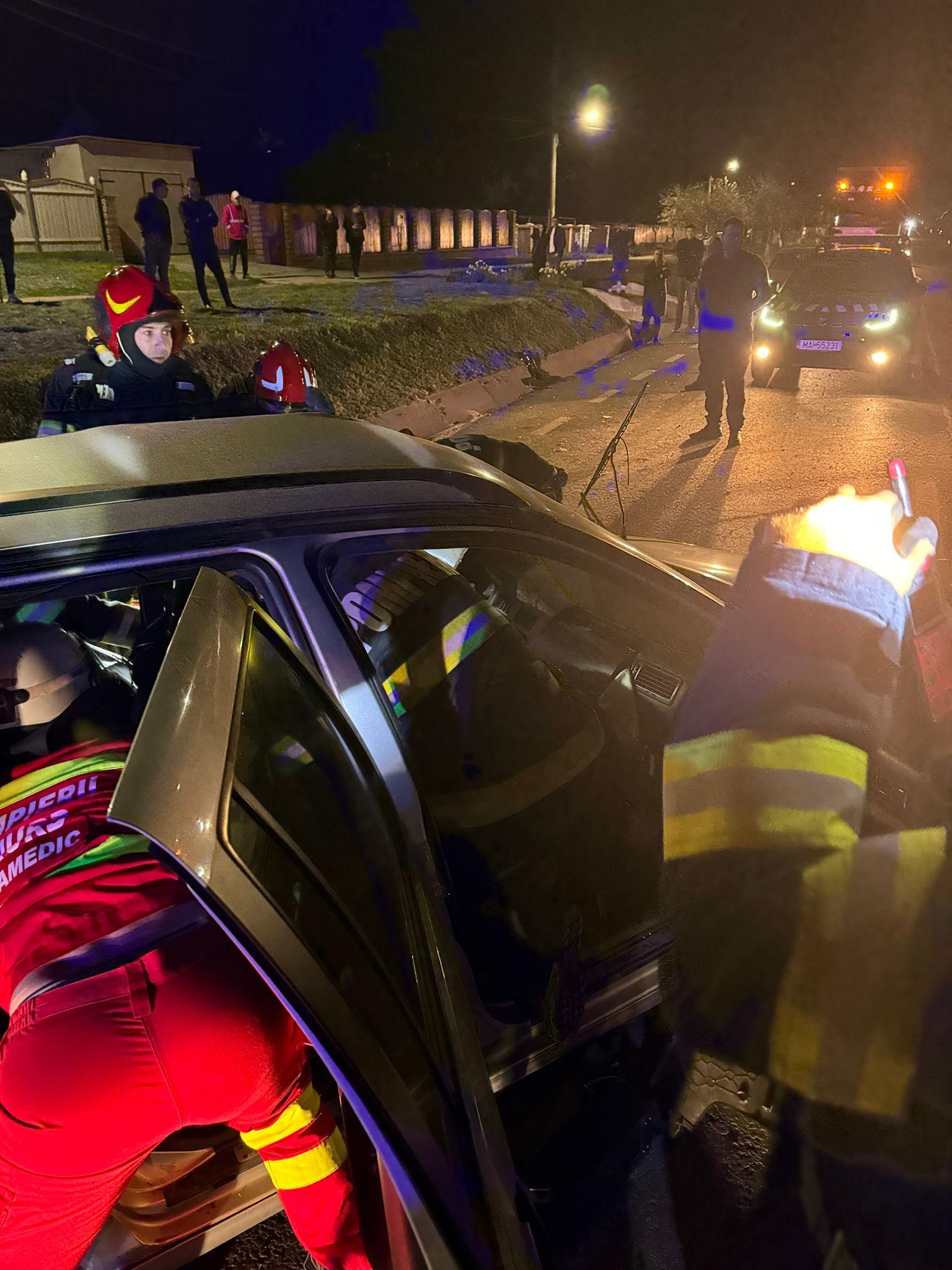 Şofer de 21 ani, în stare gravă după o depăşire periculoasă, în Vaslui. A rămas încarcerat după ce a lovit o maşină parcată