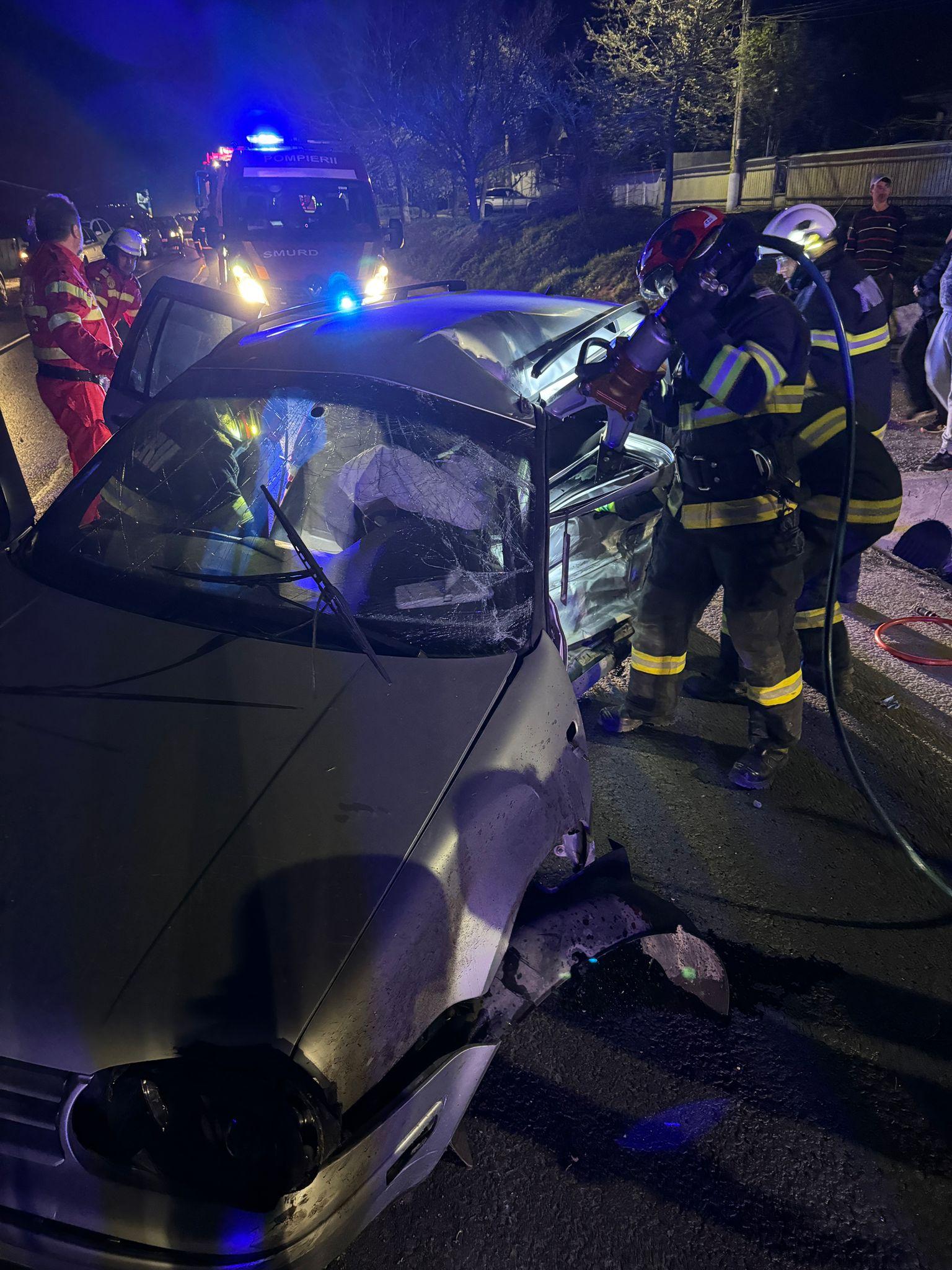 Şofer de 21 ani, în stare gravă după o depăşire periculoasă, în Vaslui. A rămas încarcerat după ce a lovit o maşină parcată