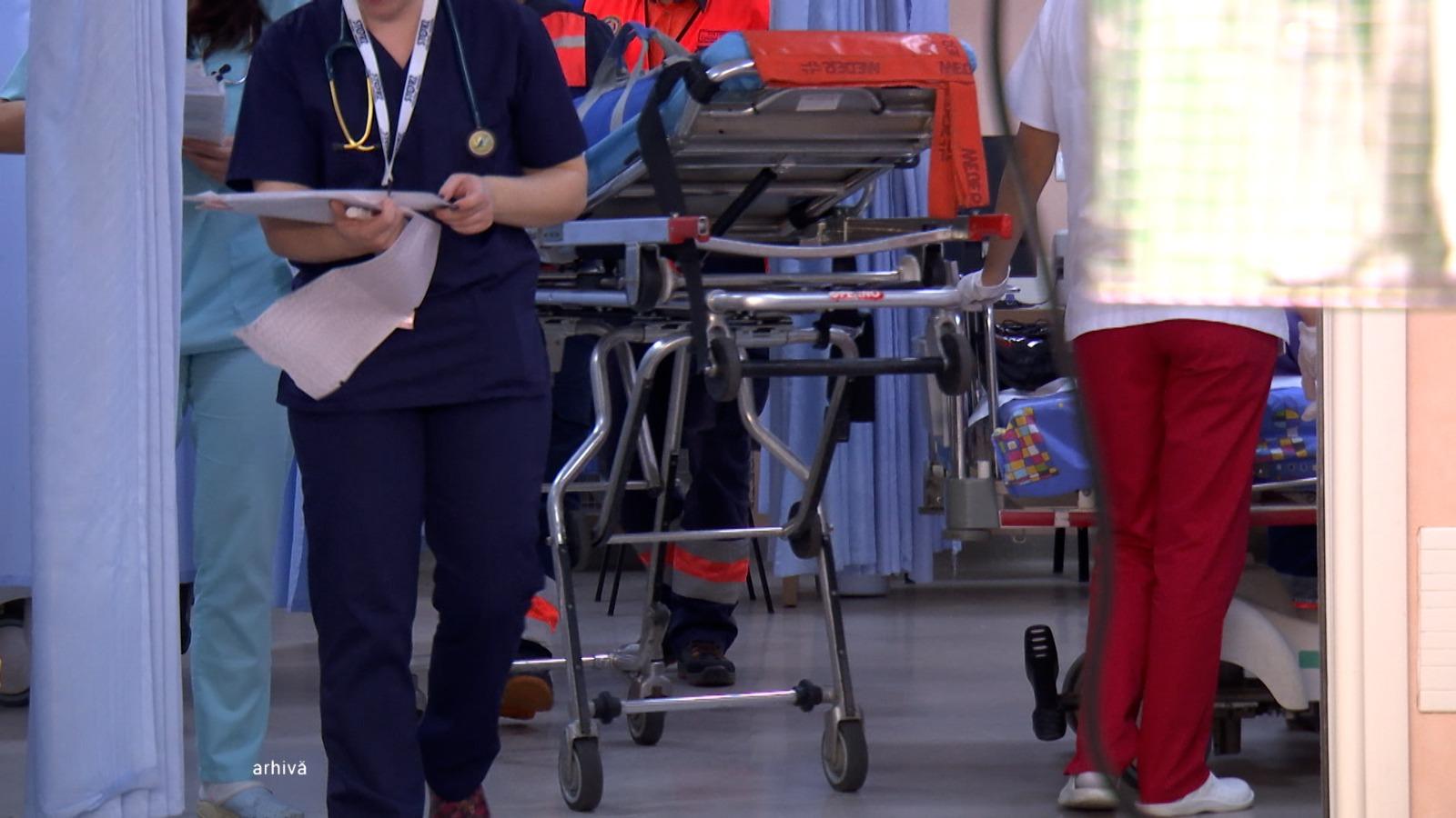 O fetiţă din Mioveni a căzut de două ori de la acelaşi geam