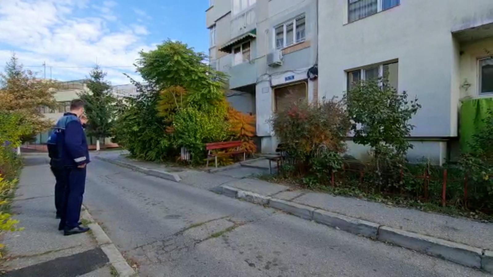 O fetiţă din Mioveni a căzut de două ori de la acelaşi geam