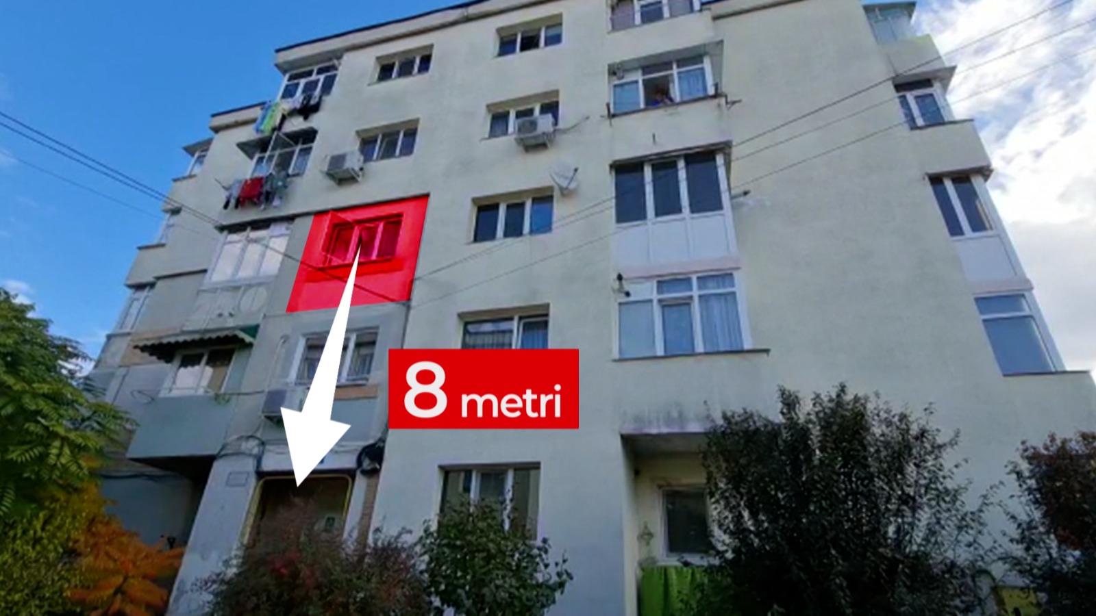 O fetiţă din Mioveni a căzut de două ori de la acelaşi geam