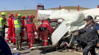 Impact dezastruos între un autobuz cu 15 pasageri şi un camion, în Bolivia. 14 oameni au murit, între care un minor