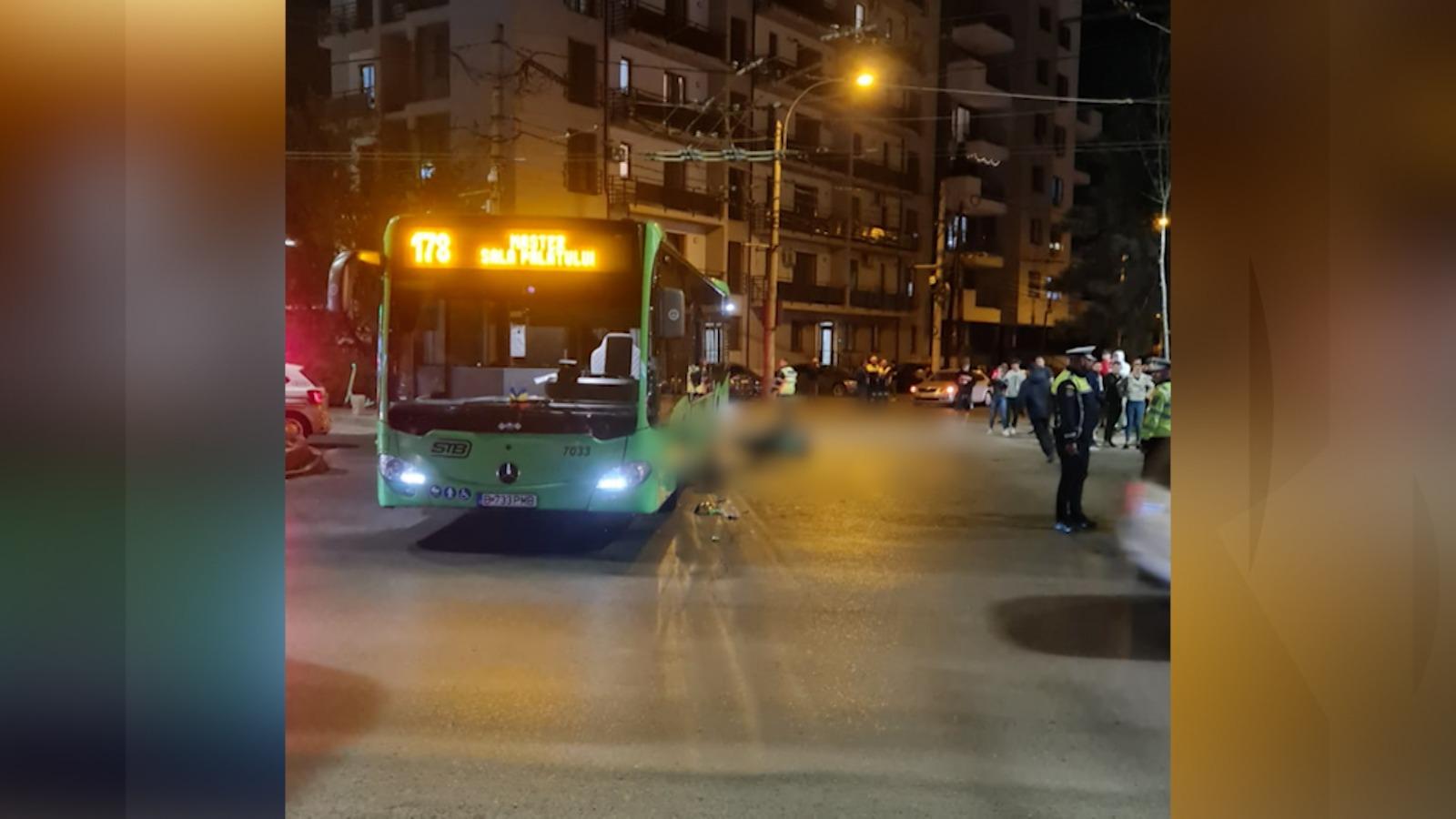 Un motociclist a fentat moartea după ce a ajuns sub roţile unui autobuz într-o intersecţie din Bucureşti. Un martor i-a fost înger păzitor