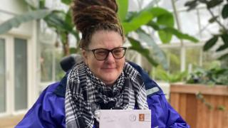 O femeie din UK a primit o scrisoare prin poştă după 27 de ani de când fusese trimisă. Ce conţinea plicul