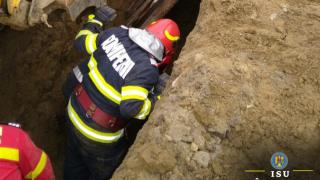 La un pas de tragedie: un bărbat din Dâmboviţa, salvat de sub un mal de pământ. Săpa un şanţ când era să fie îngropat de viu