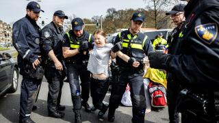 Militanta ecologistă Greta Thunberg a fost din nou reținută, la Haga, la o manifestație împotriva combustibililor fosili