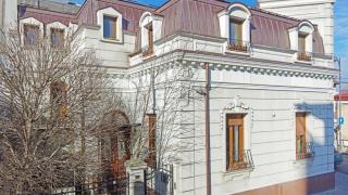 Cu cât se vinde o vilă istorică în stil neoclasic, cu 10 camere, din Bucureşti. A fost construită în perioada interbelică