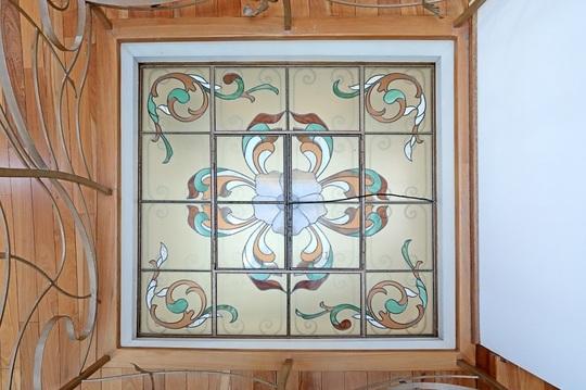 Cu cât se vinde o vilă istorică în stil neoclasic, cu 10 camere, din Bucureşti. A fost construită în perioada interbelică