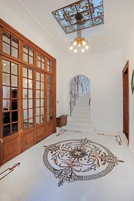 Cu cât se vinde o vilă istorică în stil neoclasic, cu 10 camere, din Bucureşti. A fost construită în perioada interbelică