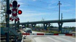 O şoferiţă din Arad a rămas blocată între bariere în timp ce traversa calea ferată. Cum a reuşit să evite impactul cu trenul