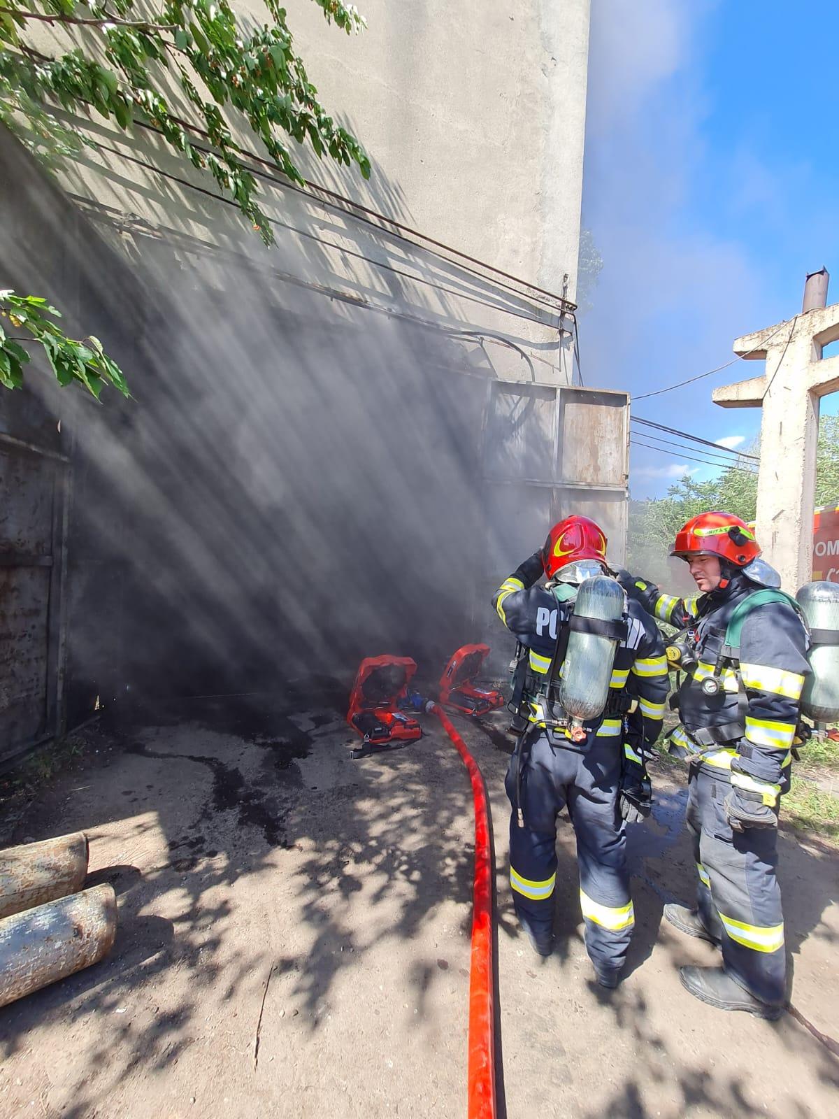 Incendiu uriaş la o hală plină cu reziduuri petroliere din Ploieşti. Locuitorii din zonă au primit un mesaj RO-Alert