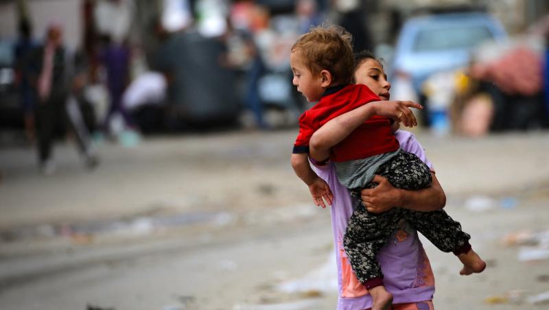 Armata israeliană ordonă noi evacuări la Rafah, oamenii sunt îndrumaţi spre "zona umanitară extinsă". Israelul vrea să îşi extindă ofensiva