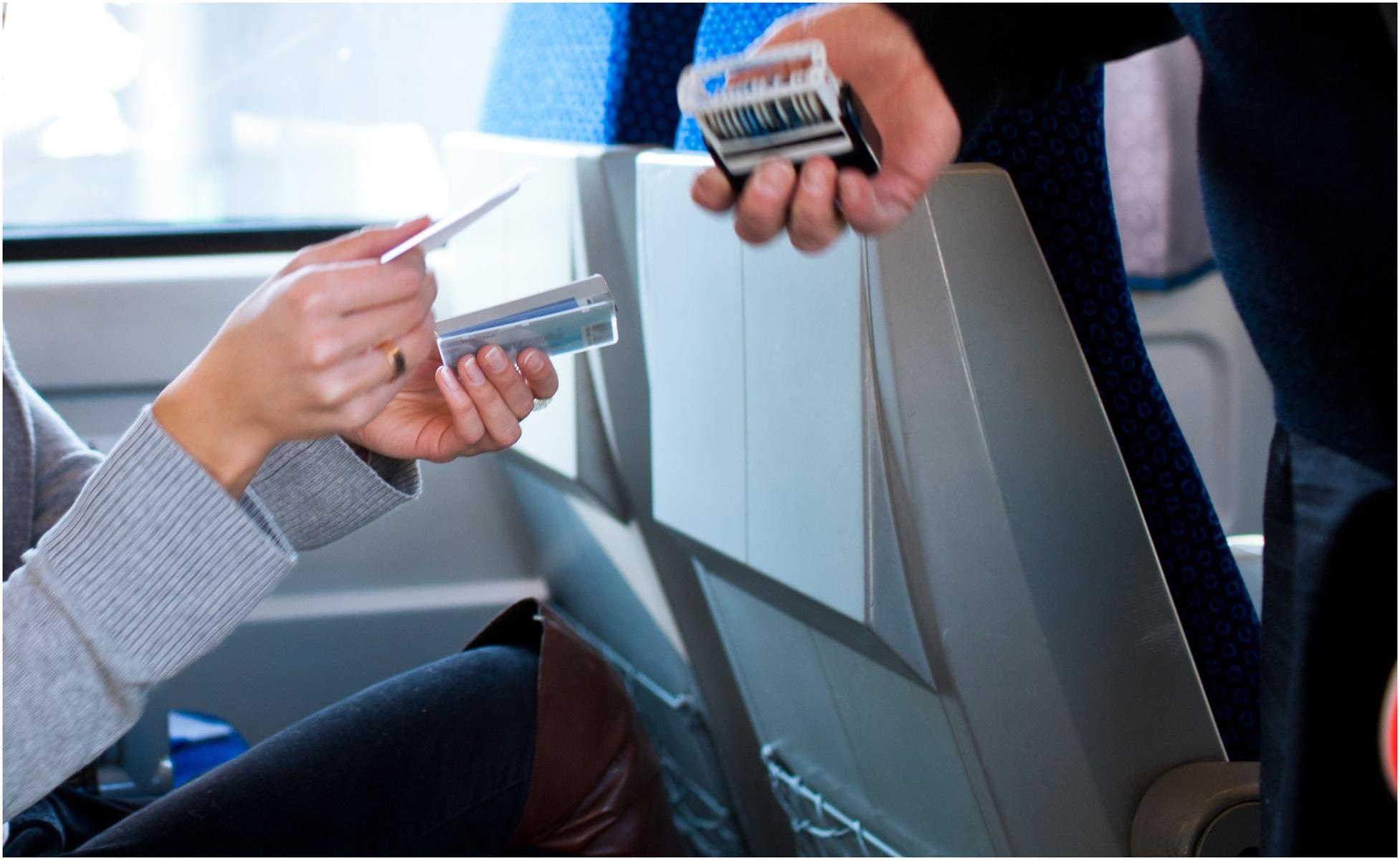 Idee prin care Ministerului Transporturilor vrea să ușureze viața celor care fac naveta cu trenul. Ce presupune biletul unic