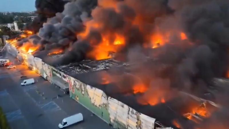 Incendiu devastator în Varşovia. Focul a făcut scrum un mall cu 1.400 de magazine: pompierii suspectează o mână criminală