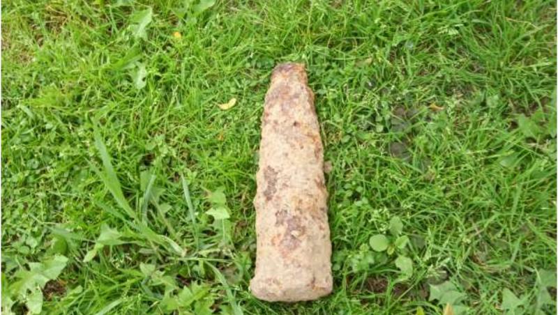 Obuz neexplodat de 57 de milimetri, găsit de un bărbat care săpa o fundaţie în curte, în Giurgiu