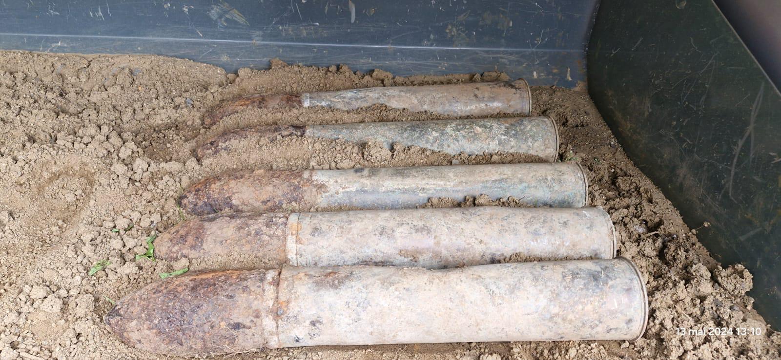 Depozit cu sute de proiectile din al Doilea Război Mondial, descoperit în curtea unui liceu din Iaşi. Muniţia se afla la 50 de metri de internat