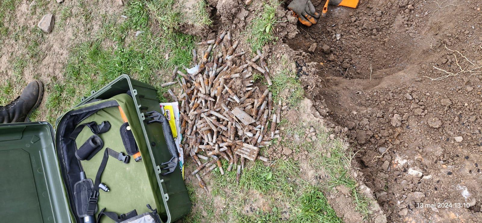 Depozit cu sute de proiectile din al Doilea Război Mondial, descoperit în curtea unui liceu din Iaşi. Muniţia se afla la 50 de metri de internat